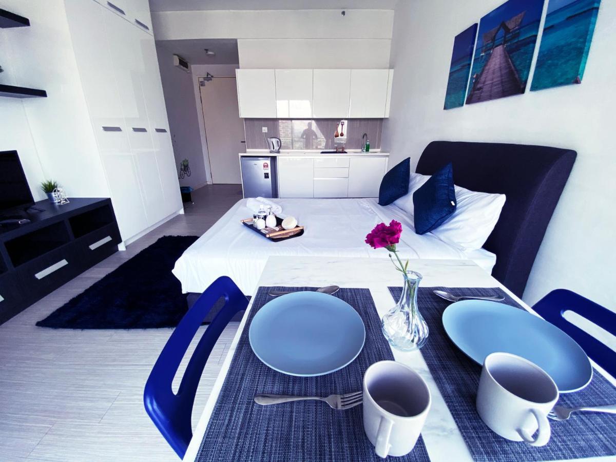 Апартаменты Lily & Loft - The Grand Sofo, Петалинг-Джая Экстерьер фото
