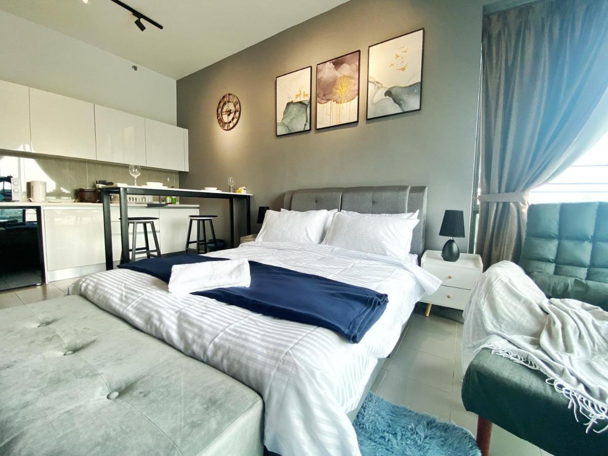 Апартаменты Lily & Loft - The Grand Sofo, Петалинг-Джая Экстерьер фото
